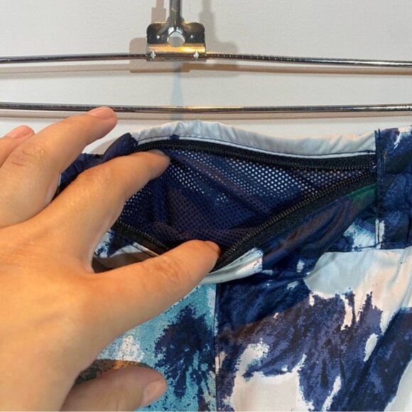 NEW North Face Women's Floral Printed Shorts Size M - Picture 6 of 9